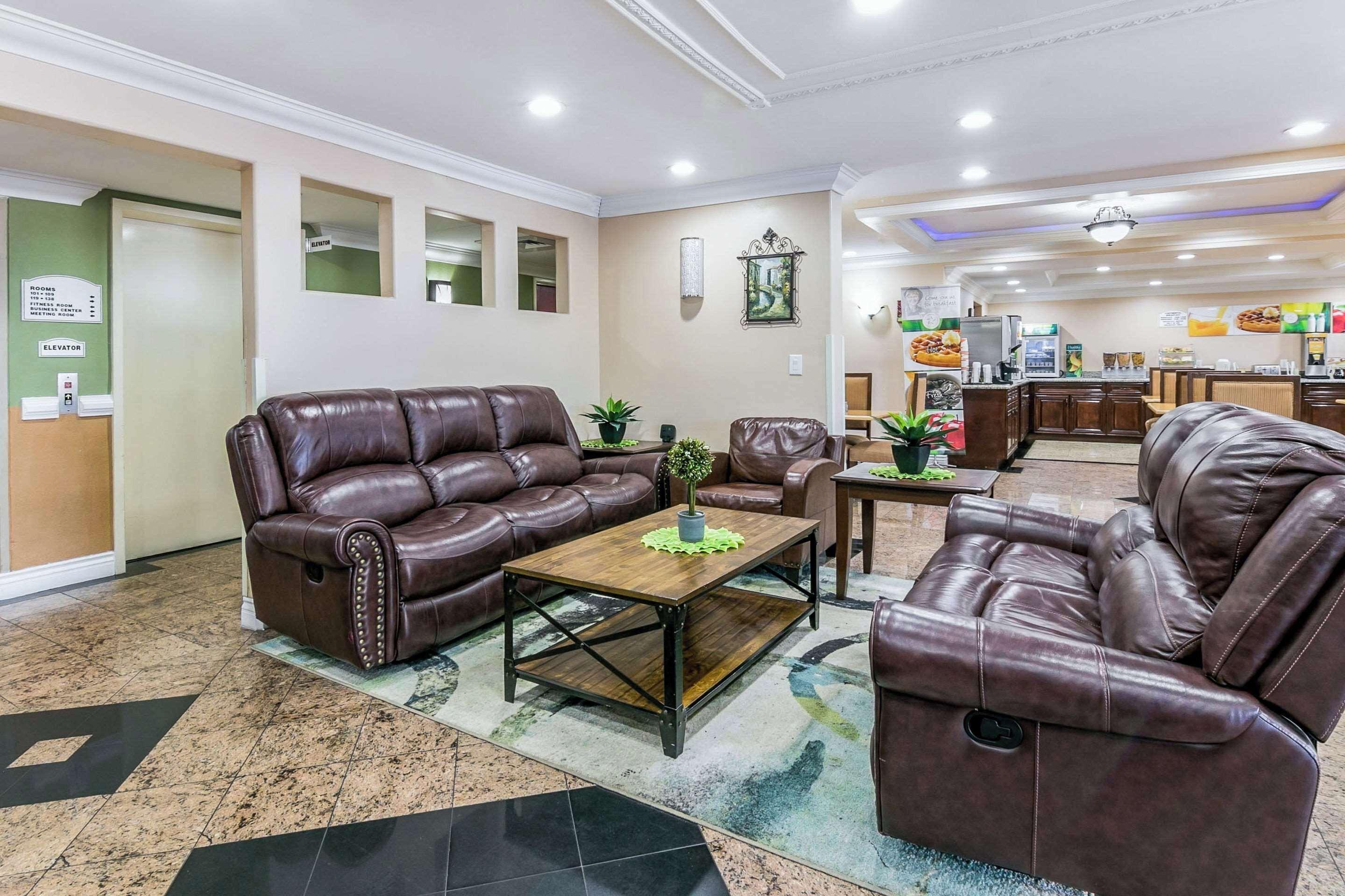 Staying Near Sykes Park: 6 Airport Hotels Compared