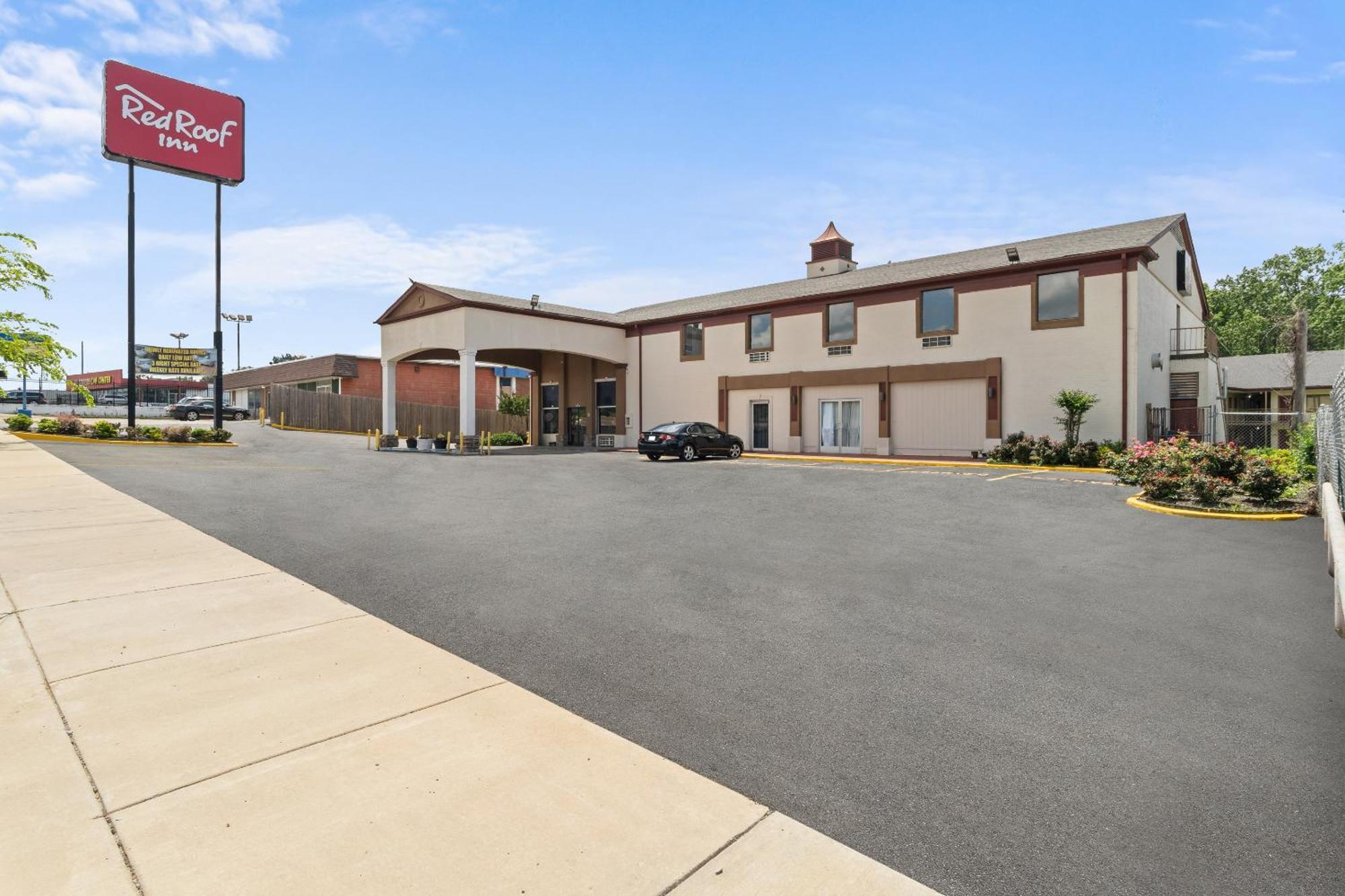 Staying Near Graceland: 5 Budget Hotels Compared
