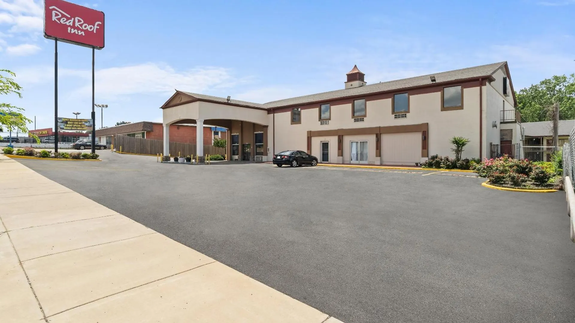 Staying Near Graceland: 5 Budget Hotels Compared